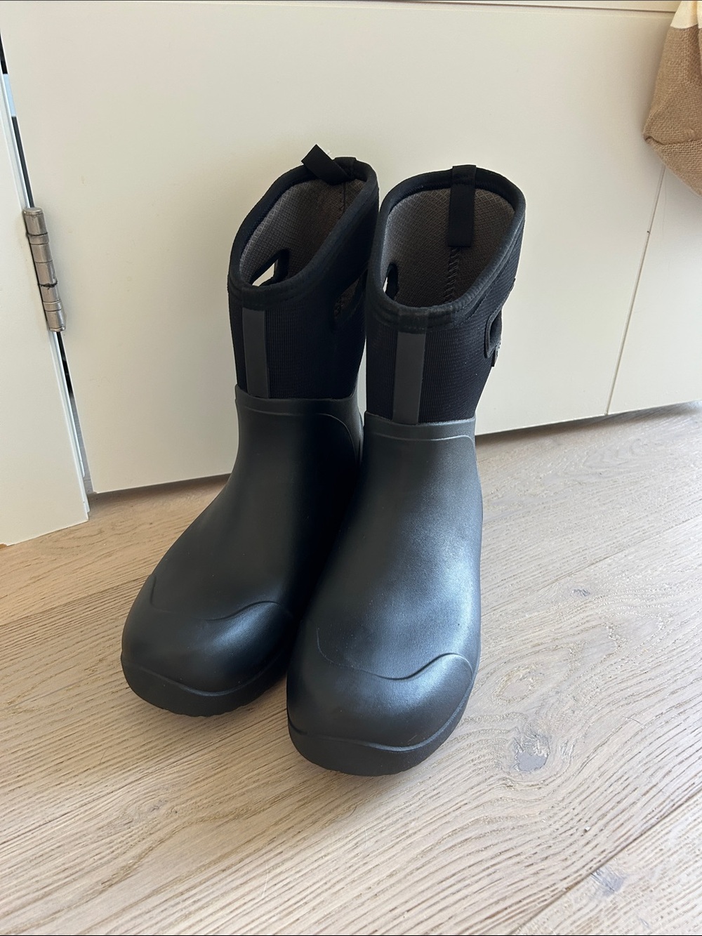 Men’s Bozeman mid Bogs size 12